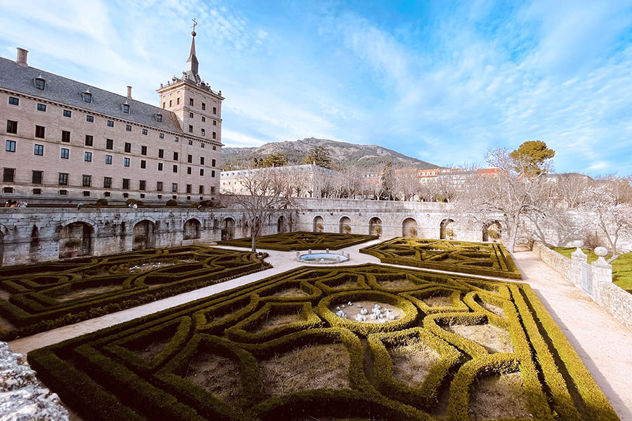 エスコリアル修道院 | photo by luis ribeiro | pexels