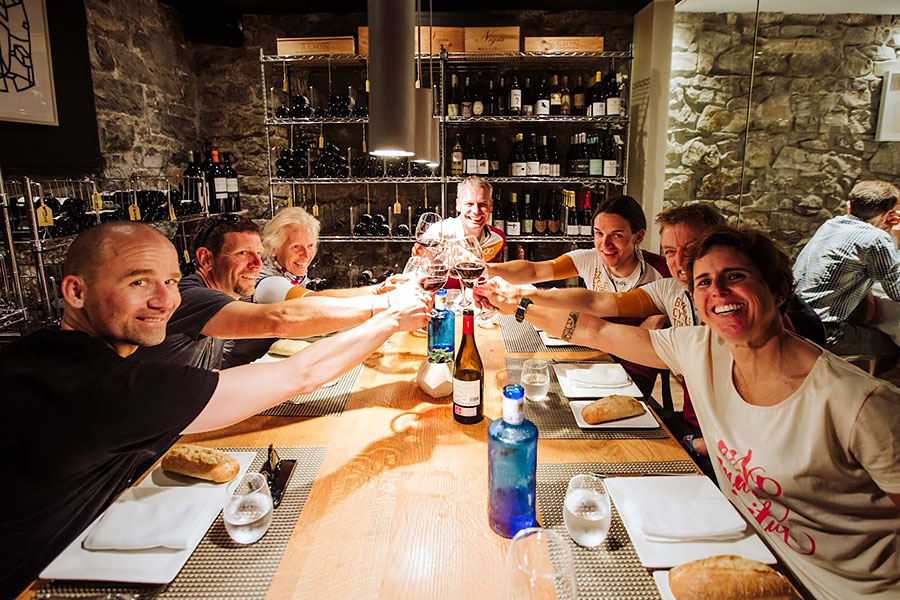 サイクリング後のディナー | photo by p.s.m. adventure