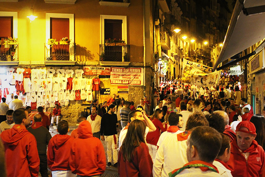 夜通しで賑わうパンプローナ | photo by p.s.m. adventure