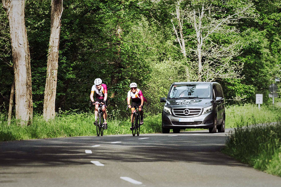 サポートカーの伴走 | photo by p.s.m. adventure